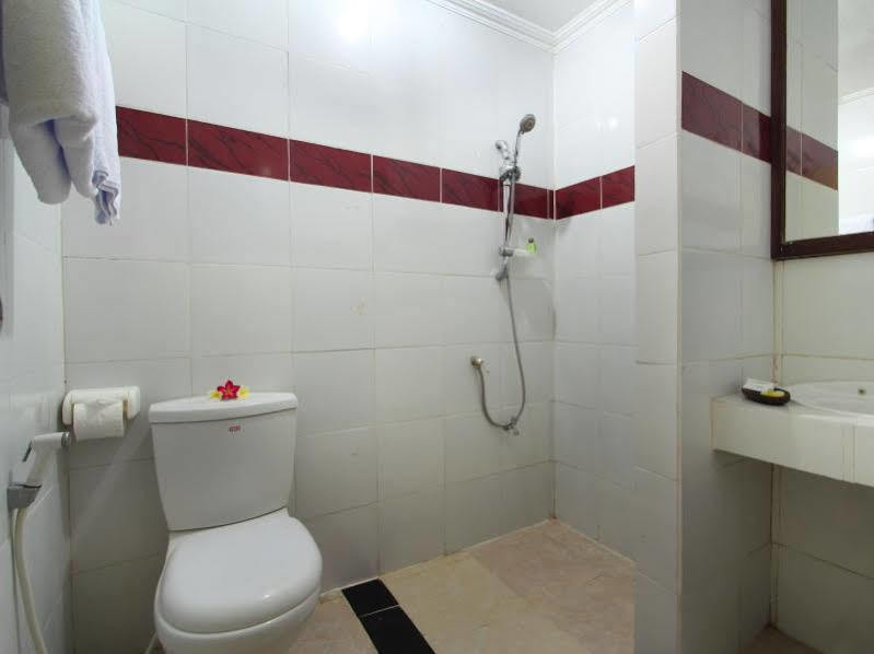 จิมบารัน เลสตารี โฮเต็ล แอนด์ เรสซิเดนซ์ Hotel จิมบาราน ภายนอก รูปภาพ