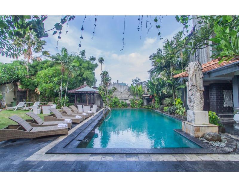 จิมบารัน เลสตารี โฮเต็ล แอนด์ เรสซิเดนซ์ Hotel จิมบาราน ภายนอก รูปภาพ